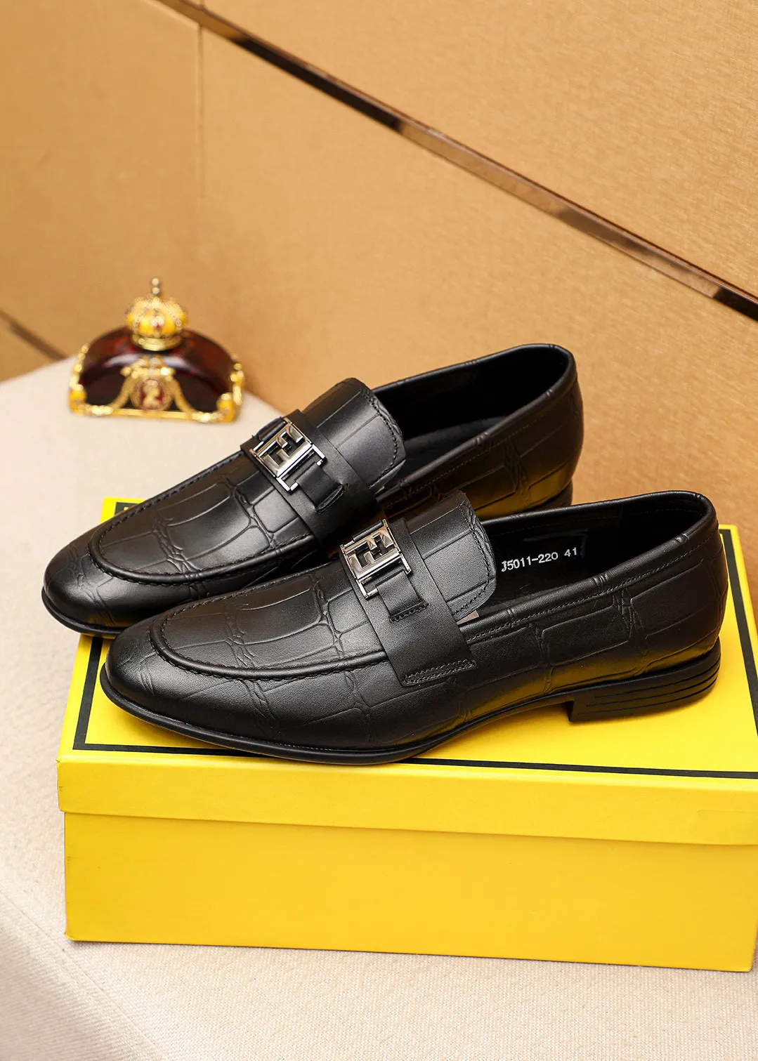 Men's shoes 💰460 💐 Product trademark: FENDI [Fendi] casual leather shoes Regular size: 39-44 (38.45🉑️customized) Product materials: Selected imported first-layer calfskin embossed upper + luxury hardware buckle, imported cowhide leather lining. Strong three-dimensional visual effect, original outsole color: 1⃣️color optional